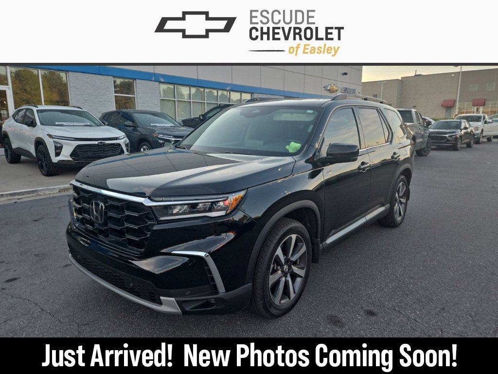 Used 2025 Honda Pilot Touring image 1