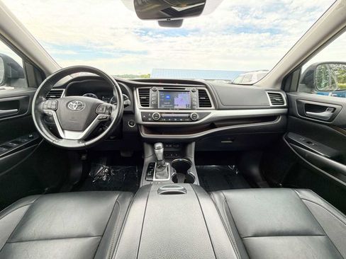 Used 2017 Toyota Highlander XLE AWD/4WD image 12