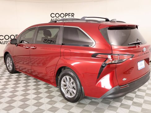 Used 2022 Toyota Sienna XLE FWD image 24