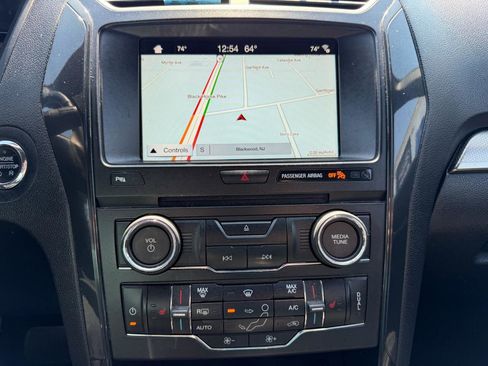 Used 2018 Ford Explorer XLT w/ Equipment Group 202A AWD/4WD image 16
