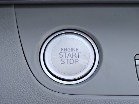 New 2025 Hyundai Elantra Limited FWD image 21