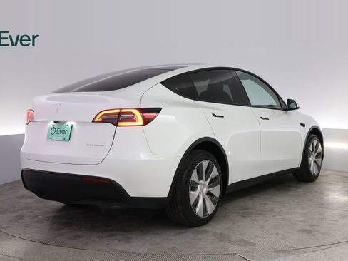 Used 2024 Tesla Model Y Long Range AWD/4WD image 3