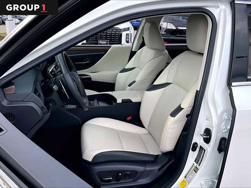 Used 2025 Lexus ES 300h w/ Premium Package image 6