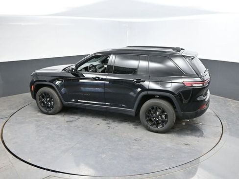 Used 2025 Jeep Grand Cherokee Altitude AWD/4WD image 39