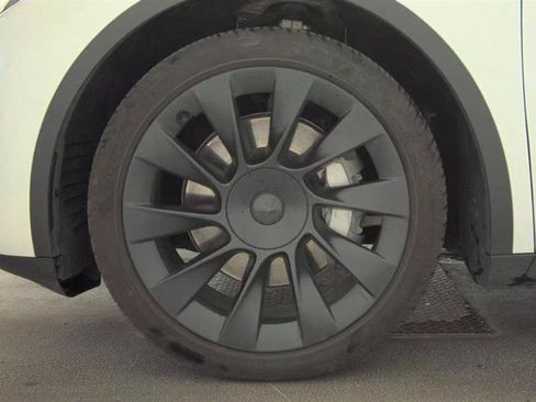 Used 2024 Tesla Model Y Long Range AWD/4WD image 3