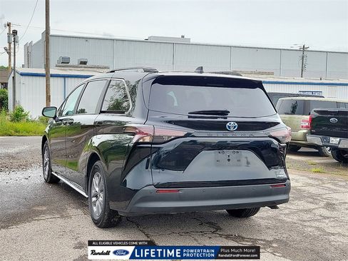 Used 2024 Toyota Sienna XLE image 4