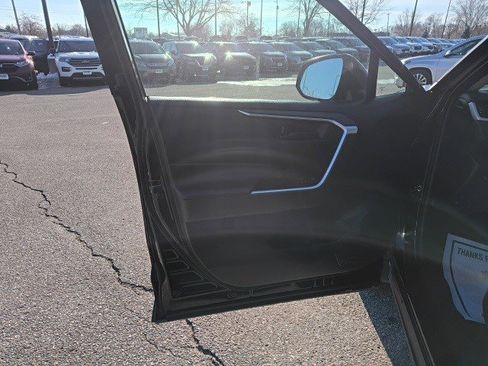 Used 2022 Toyota RAV4 LE image 10