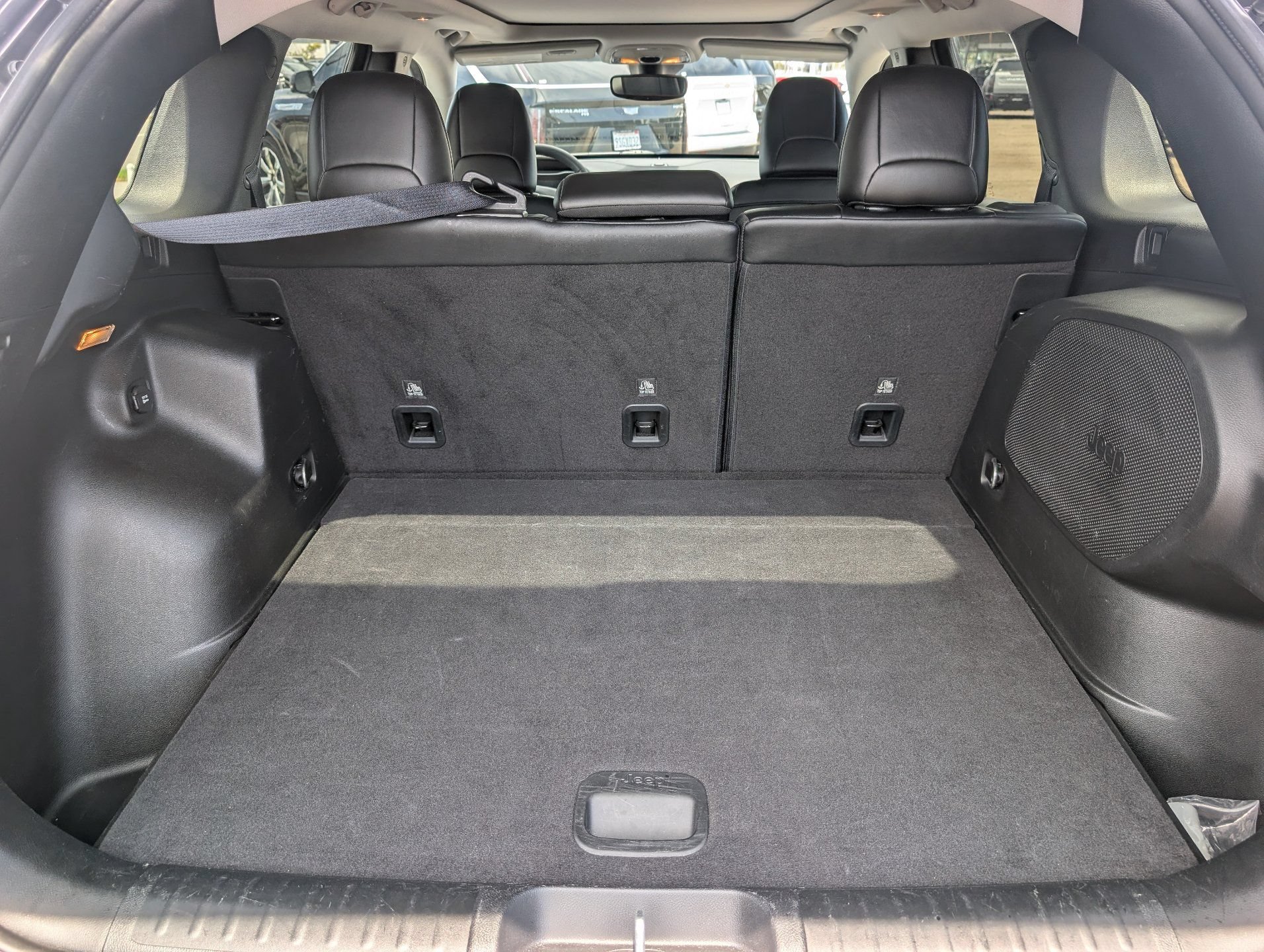 Used 2022 Jeep Cherokee Latitude Lux w/ Sun & Sound Group FWD image 8