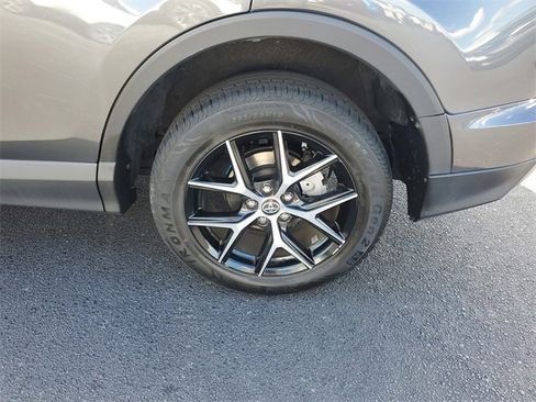 Used 2017 Toyota RAV4 SE image 5