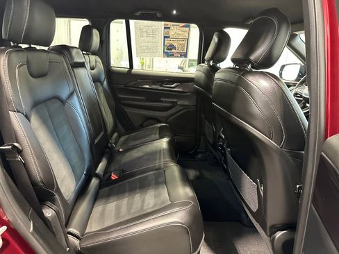 Used 2023 Jeep Grand Cherokee Altitude image 31