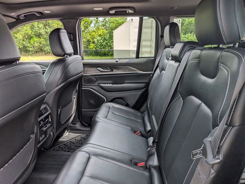 Used 2024 Jeep Grand Cherokee Limited w/ Luxury Tech Group II AWD/4WD image 16