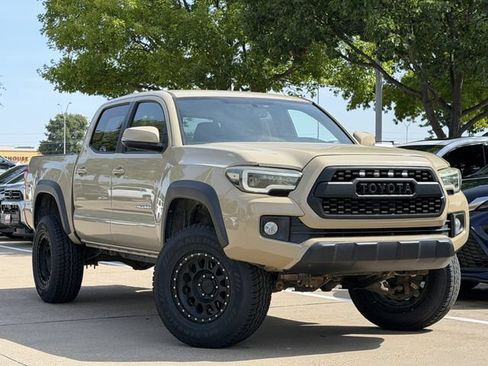 Used 2016 Toyota Tacoma TRD Off-Road w/ Premium & Technology Package AWD/4WD image 2