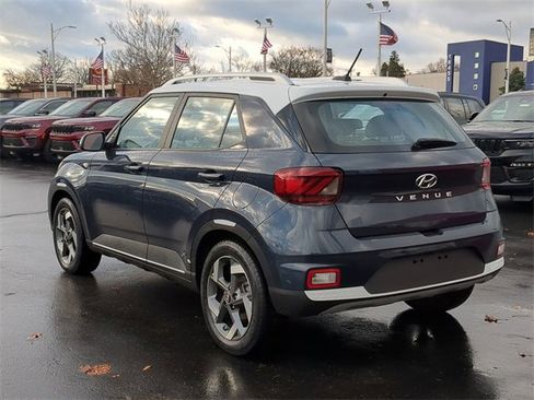 Used 2023 Hyundai Venue Limited image 3