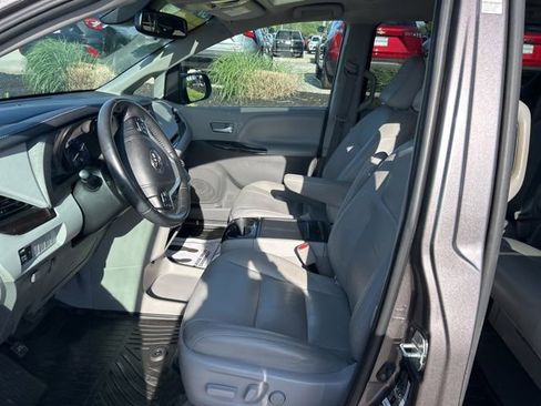 Used 2020 Toyota Sienna XLE AWD/4WD image 8