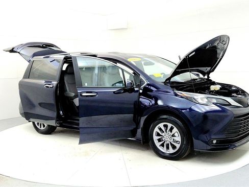 Used 2025 Toyota Sienna XLE image 12