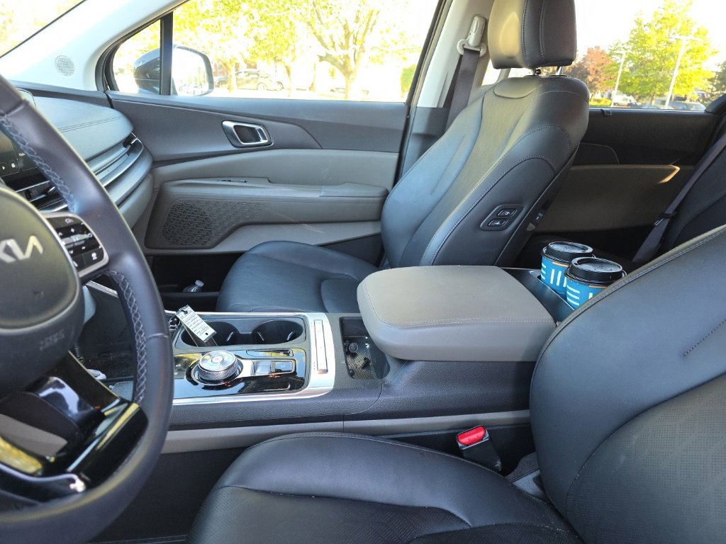 Used 2025 Kia Carnival EX FWD image 24
