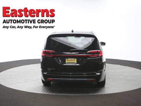 Used 2023 Chrysler Pacifica Touring-L FWD image 37
