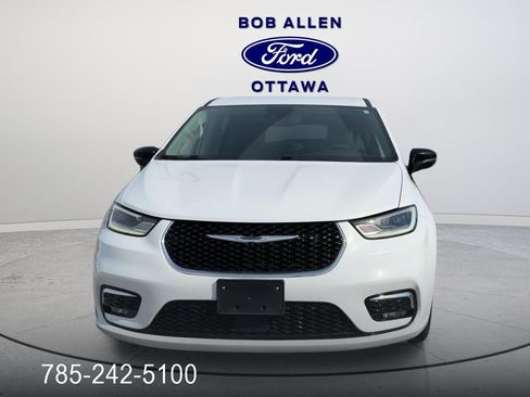 Used 2024 Chrysler Pacifica Touring-L image 16