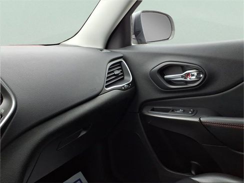 Used 2021 Jeep Cherokee Trailhawk image 19