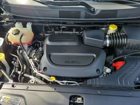 Used 2023 Chrysler Pacifica Touring-L FWD image 32
