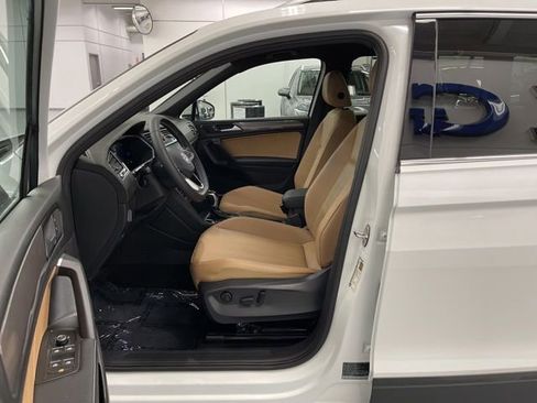 Used 2023 Volkswagen Tiguan SE w/ Panoramic Sunroof Package AWD/4WD image 10