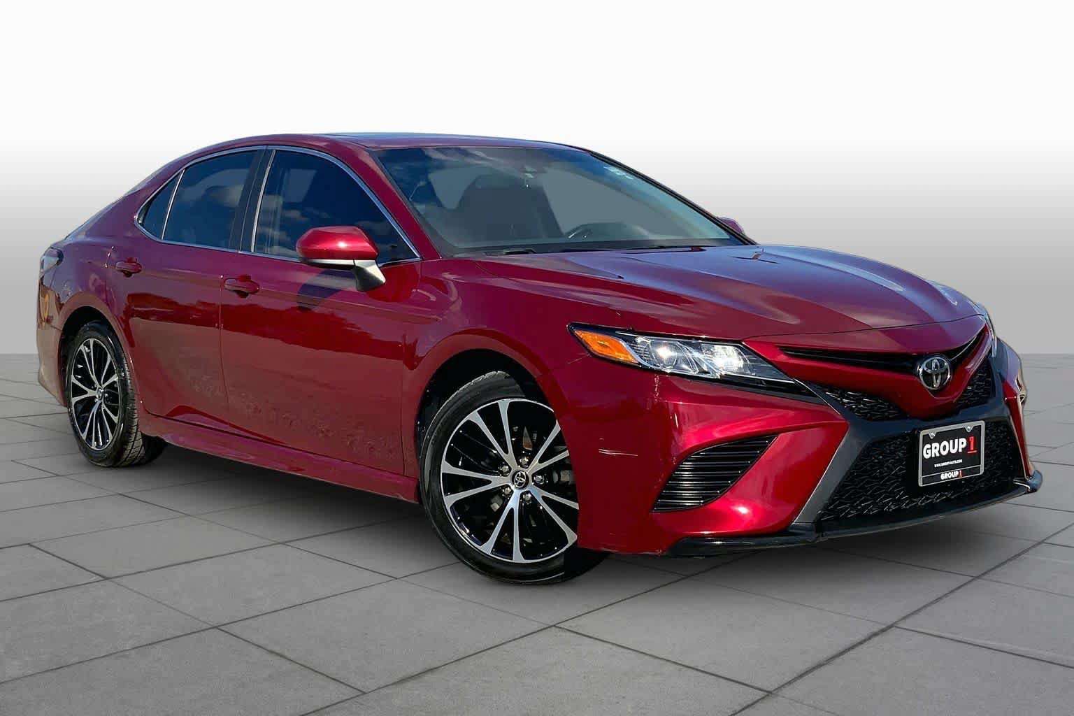 Used 2018 Toyota Camry SE w/ Moonroof Package FWD image 3