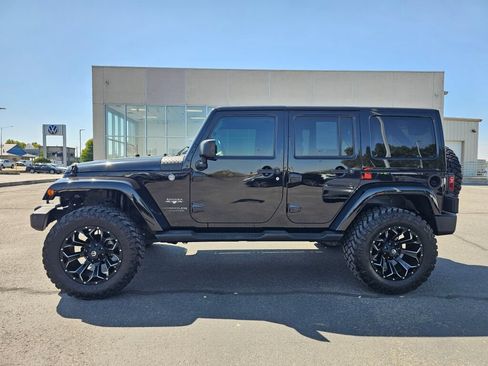 Used 2016 Jeep Wrangler Unlimited Sahara w/ Connectivity Group AWD/4WD image 3