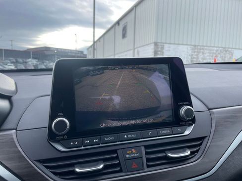 Used 2025 Nissan Altima 2.5 SV image 17