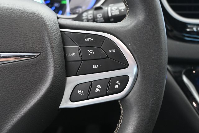 Used 2025 Chrysler Pacifica Select FWD image 31