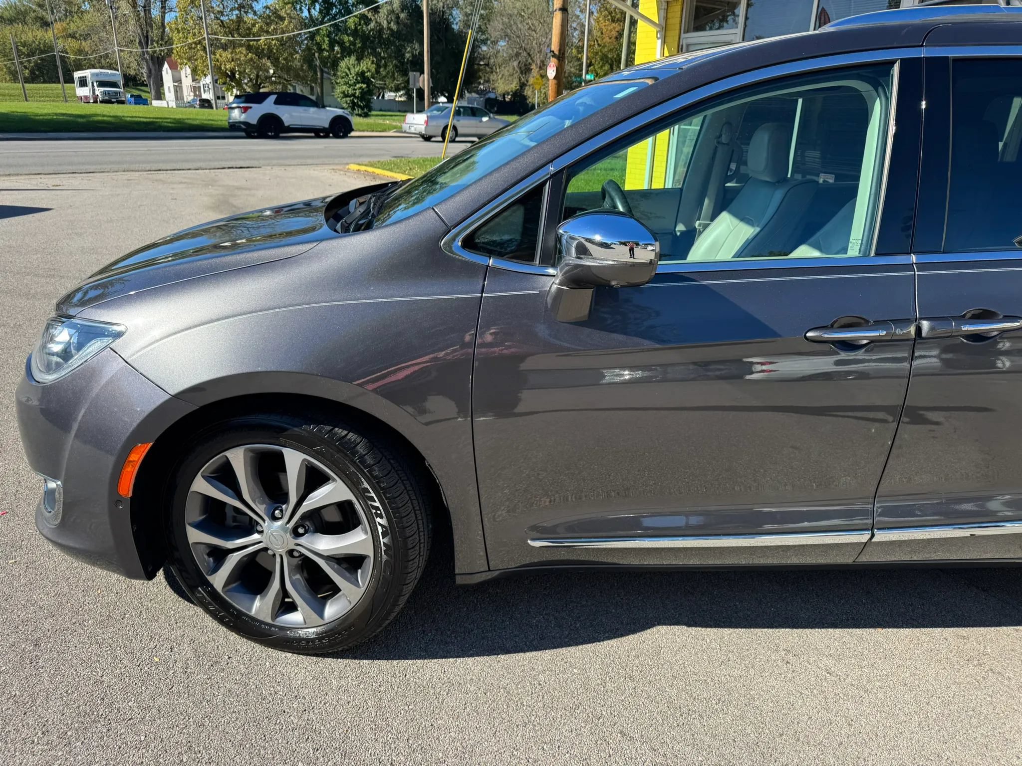 Used 2017 Chrysler Pacifica Limited FWD image 4