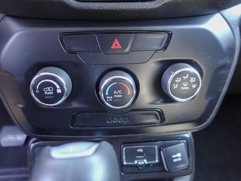 Used 2020 Jeep Renegade Sport w/ Sport Appearance Group AWD/4WD image 22