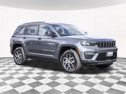 Used 2025 Jeep Grand Cherokee Limited image 11