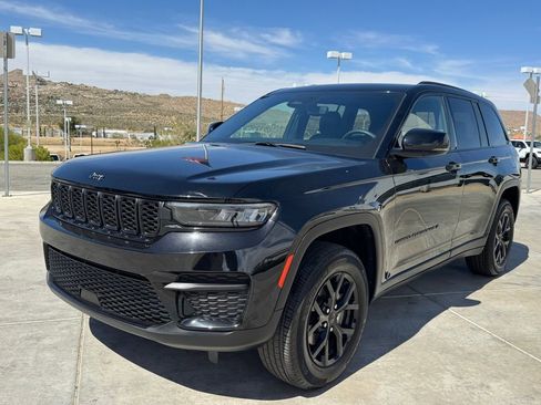 Used 2024 Jeep Grand Cherokee Altitude AWD/4WD image 3