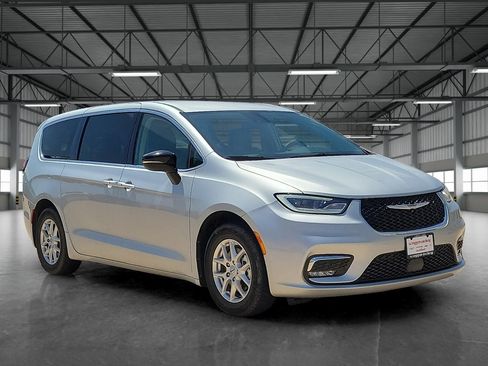 Used 2024 Chrysler Pacifica Touring-L FWD image 6
