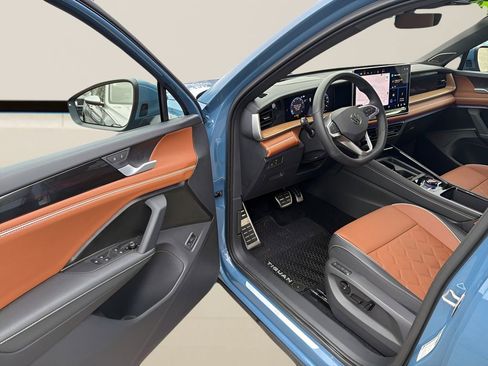 Used 2025 Volkswagen Tiguan SEL R-Line image 12