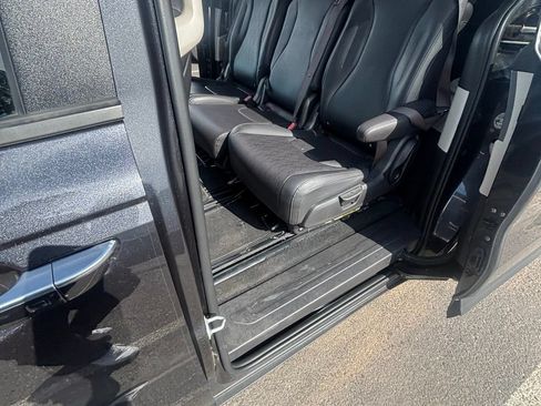 Used 2024 Kia Carnival LX FWD image 3
