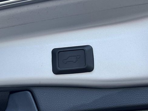 Used 2020 Toyota RAV4 Limited AWD/4WD image 10