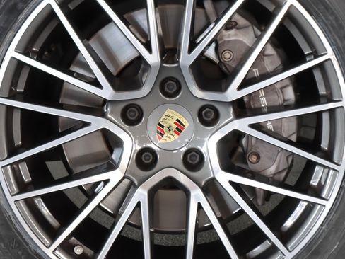 Certified 2022 Porsche Cayenne AWD/4WD image 28