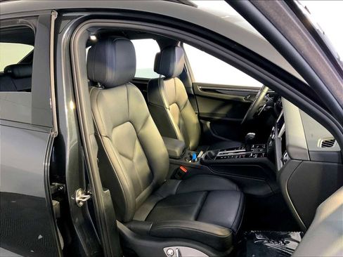 Certified 2025 Porsche Macan image 18