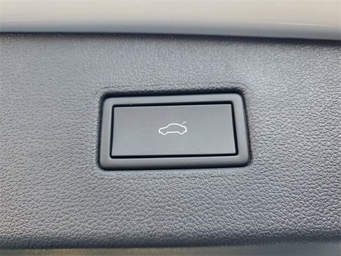 Certified 2024 Volkswagen Tiguan SE R-Line image 8