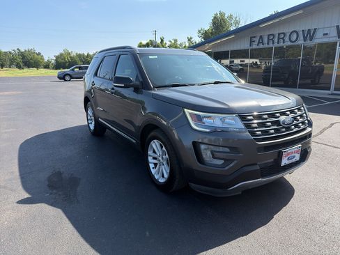 Used 2017 Ford Explorer XLT w/ Equipment Group 202A FWD image 4