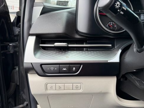 Used 2022 Kia Carnival LX image 15