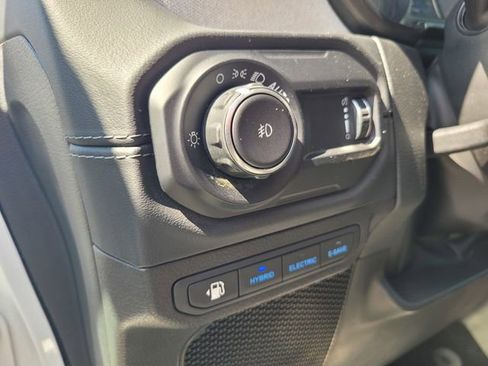 Used 2024 Jeep Wrangler Unlimited Sahara AWD/4WD image 19