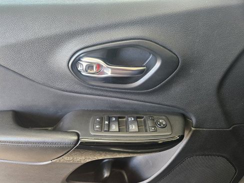 Used 2021 Jeep Cherokee Latitude Plus AWD/4WD image 30