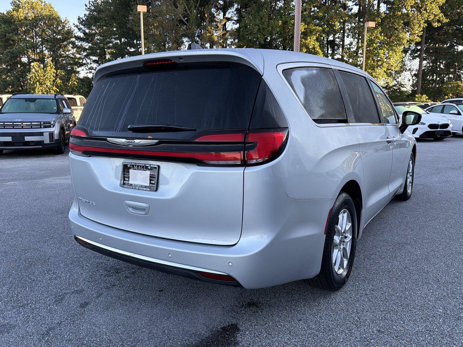 Used 2024 Chrysler Pacifica Touring-L FWD image 5