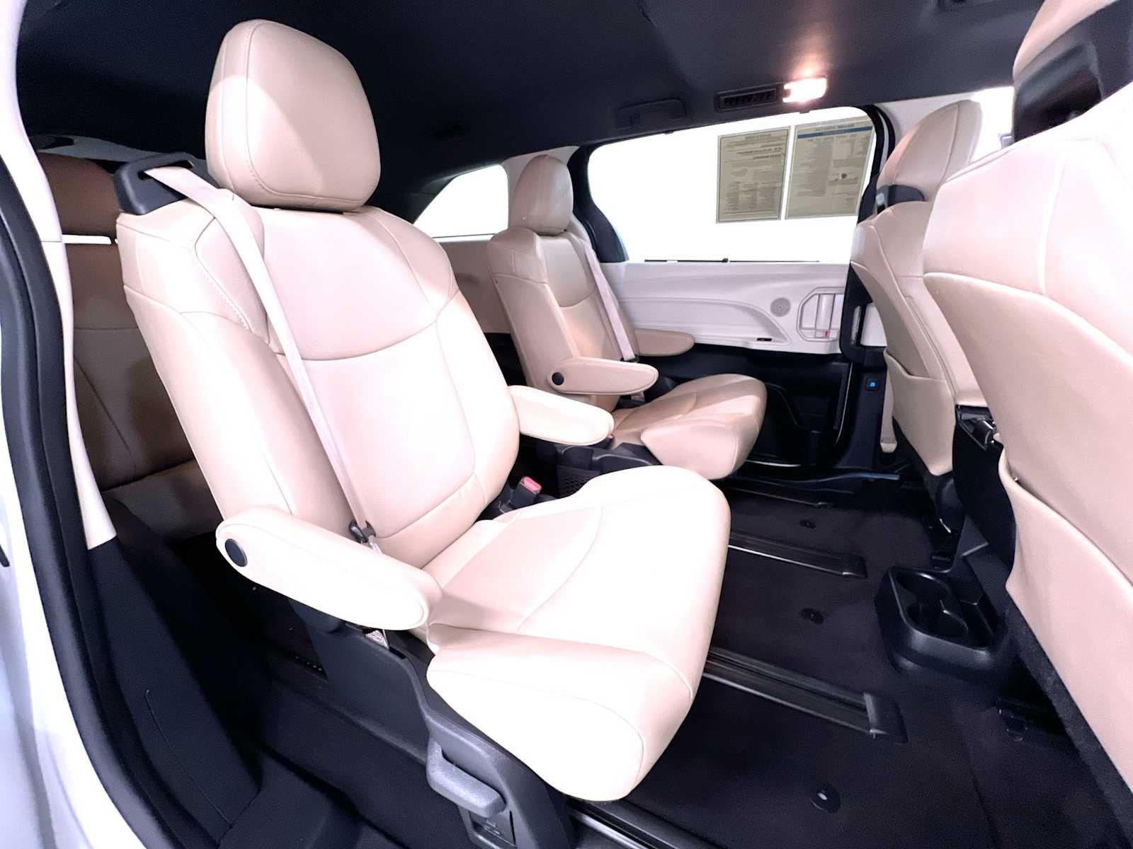Used 2024 Toyota Sienna XLE FWD image 37