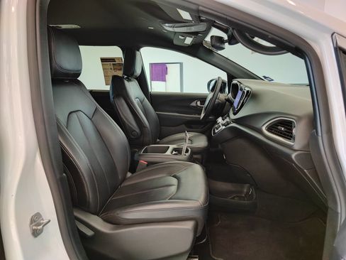 Used 2025 Chrysler Pacifica Select FWD image 18