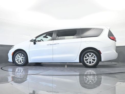 Used 2023 Chrysler Pacifica Touring-L image 59