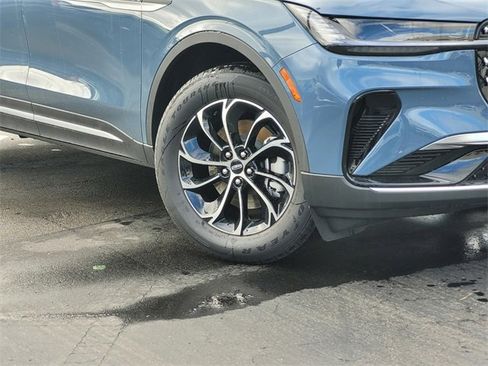 New 2026 Lincoln Nautilus Premier image 2