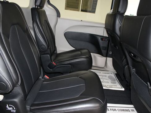Used 2024 Chrysler Pacifica Touring-L FWD image 33